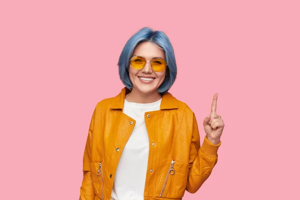 Mujer feliz señalando en el estudio — Foto de Stock