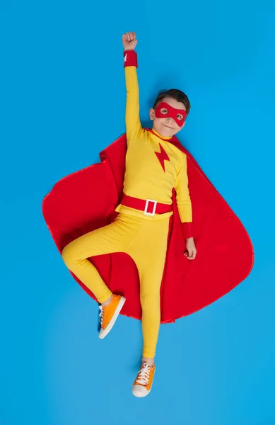 Superhéroe niño volando en el estudio — Foto de Stock