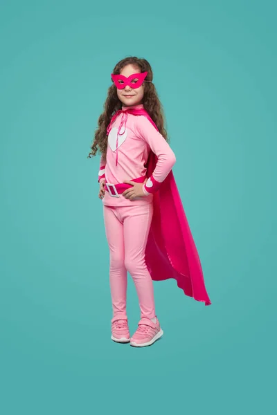 Charmantes Superheldenmädchen im rosa Kostüm — Stockfoto