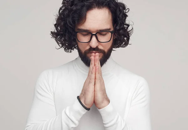 Розумний бородатий чоловік молиться Богу — стокове фото