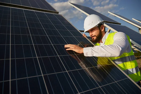 Ingegnere che controlla i pannelli solari in campagna — Foto Stock
