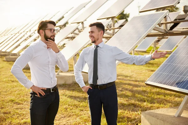 Imprenditori in campo con pannelli solari — Foto Stock