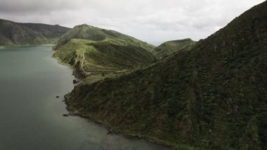 Azores 'teki krater gölü havadan görünüyor.