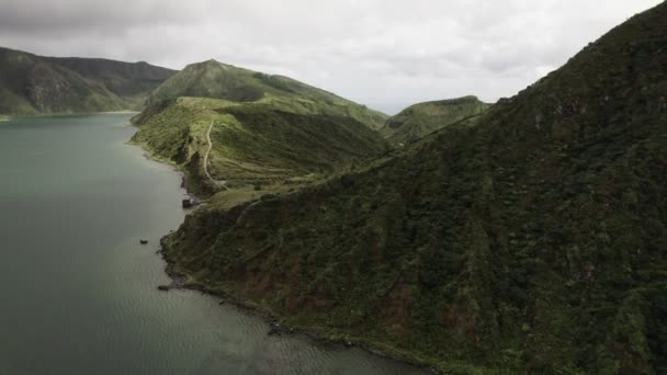 Vista aérea do lago da cratera nos Açores — Vídeo de Stock