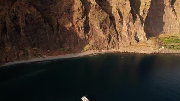 Catamaran zeilen in een haven bij klif Cabo Girao — Stockvideo