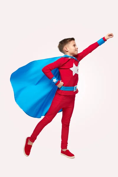 Mutiger Superheldenjunge fliegt im Studio — Stockfoto