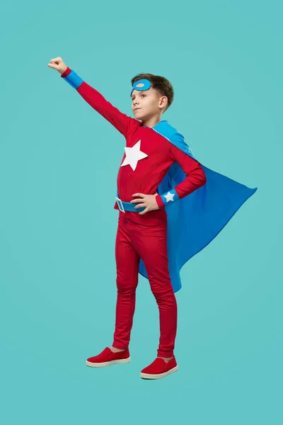 Valiente superhéroe chico en el estudio — Foto de Stock