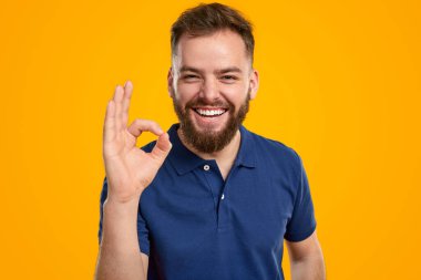 Stüdyoda jest yapan memnun bir adam.