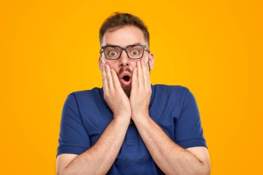 İnanılmaz bir adam stüdyoda yanaklara dokunuyor.