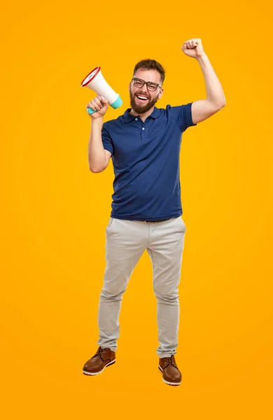 Positieve man schreeuwt in megafoon in studio — Stockfoto