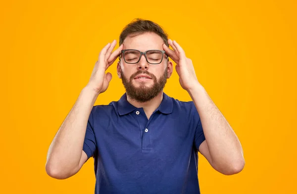 Hombre con dolor de cabeza tocando las sienes —  Fotos de Stock