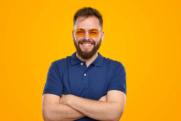 Homem elegante em óculos de sol amarelos em estúdio — Fotografia de Stock