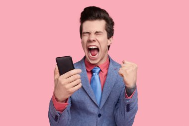 Başarılı iş adamı stüdyoda zaferi kutluyor.