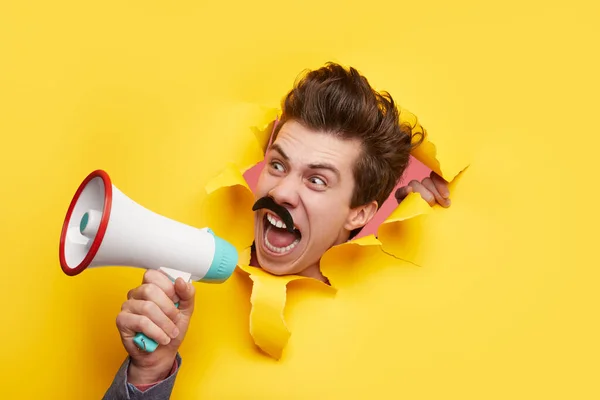 Homem louco gritando em alto-falante em estúdio — Fotografia de Stock