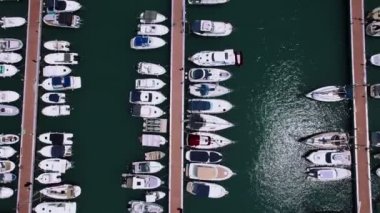 Yat limanının tepesinde küçük tekneler var.