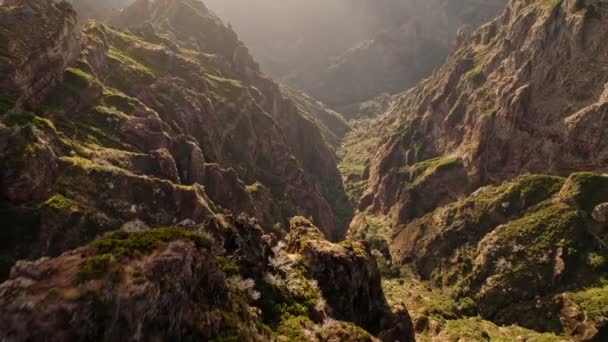 Drone πλάνο των όμορφων βουνών βράχων στη Μαδέρα — Αρχείο Βίντεο