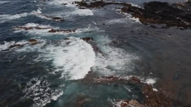 Meerwasserwellen brechen an Felsen — Stockvideo