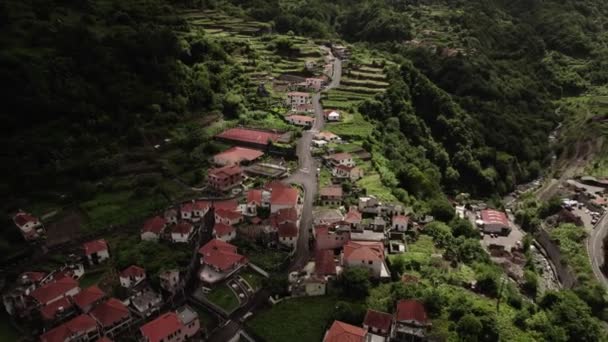 Vesnice Madeira v zeleném svahu mezi lesy