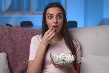 Şov sırasında patlamış mısır yiyen inanılmaz bir kadın.