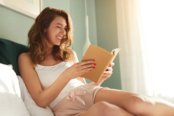 Donna felice leggere libro al mattino — Foto Stock