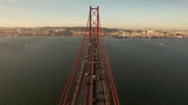 25 de Abril Köprüsü 'nde trafik var.