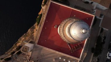 Formentor uçurumundaki deniz fenerinin üstündeki drone görüntüsü