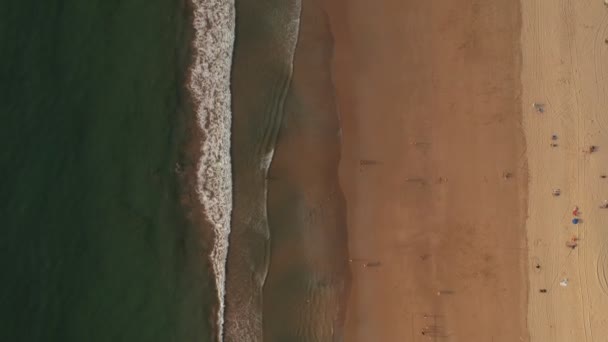 Αεροφωτογραφία των κυμάτων συντρίβεται στην ήρεμη παραλία. — Αρχείο Βίντεο