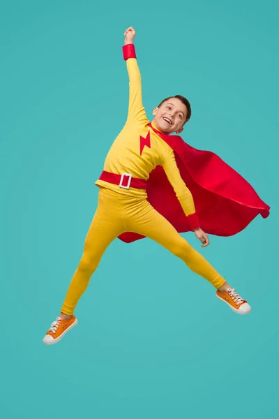 Aufgeregter Superhelden-Junge springt und feiert Sieg — Stockfoto