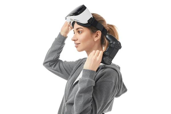 Mulher em óculos VR e com joystick em estúdio — Fotografia de Stock