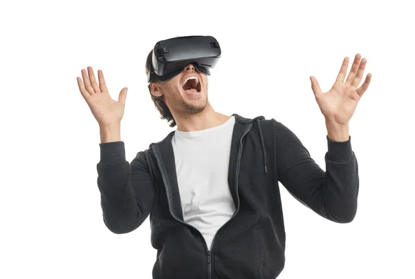 Homem chocado jogando videogame em óculos VR — Fotografia de Stock