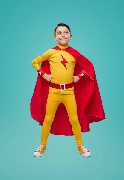 Mutiger Junge im Superheldenkostüm — Stockfoto