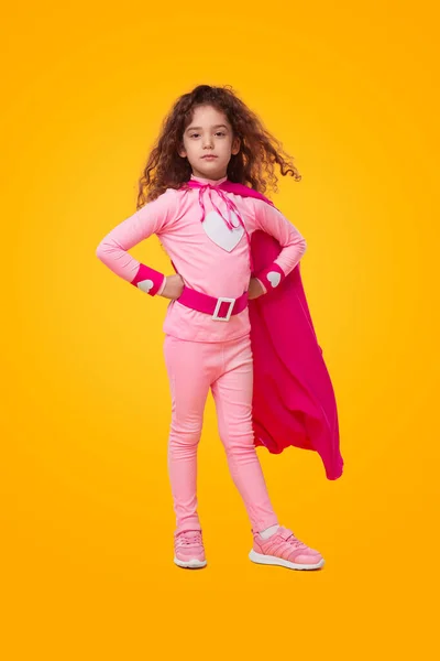Chica sin miedo en traje de superhéroe en el estudio — Foto de Stock