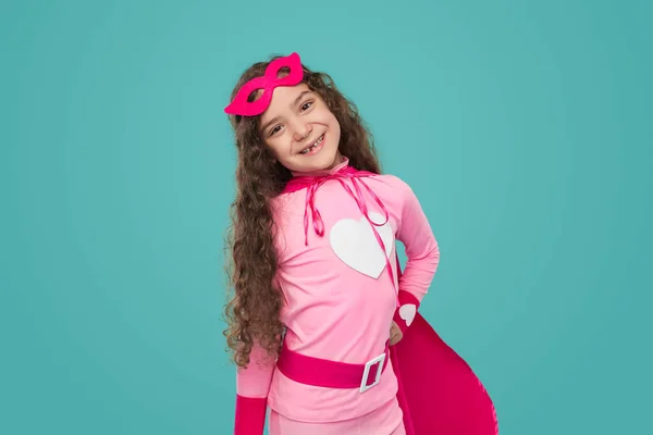 Linda chica superhéroe en traje rosa — Foto de Stock