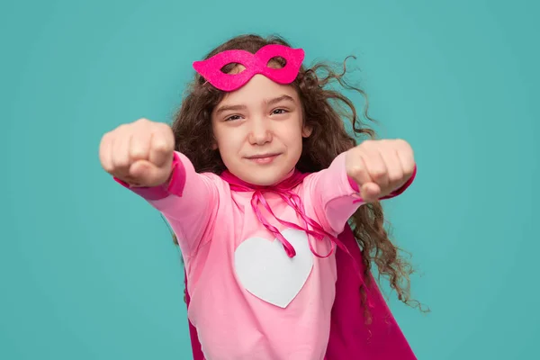 Mutiges Superheldenmädchen fliegt mit ausgestreckten Armen — Stockfoto