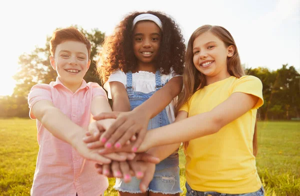 Groep van diverse kinderen stapelen handen bij elkaar — Stockfoto