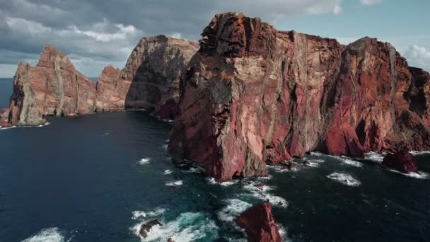 Vista aérea de los acantilados de Ponta Sao Lourenco — Vídeos de Stock