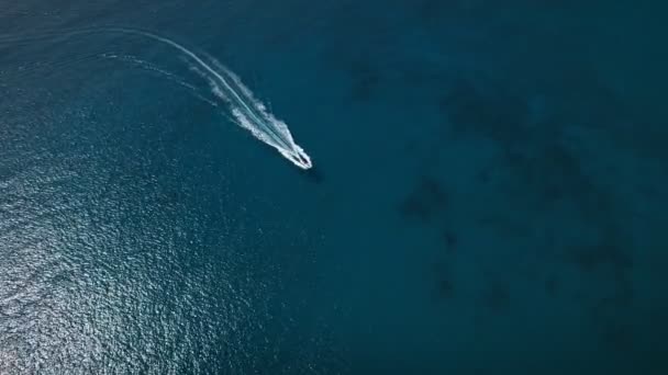 Vista aérea del yate navegando en agua de mar azul. — Vídeos de Stock
