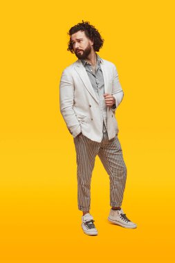 Stüdyoda duran şık bir adam.