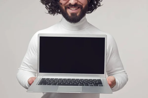 Crop man bemutató laptop stúdióban — Stock Fotó