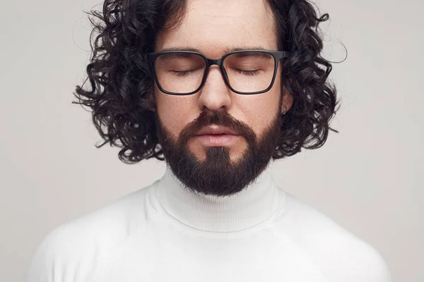 Homem barbudo calmo em óculos — Fotografia de Stock