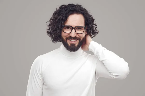 Усміхнений бородатий чоловік з кучерявим волоссям в окулярах — стокове фото