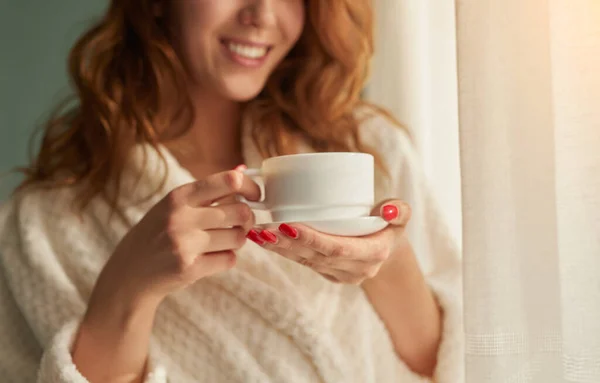 집에서 아침에 커피를 마시고 있는 한증인 여자 — 스톡 사진