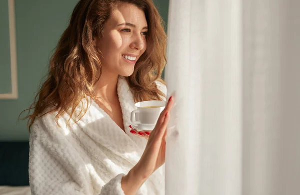 Veselá žena pije čaj ráno — Stock fotografie