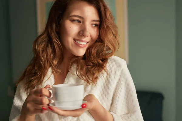 Mujer joven disfrutando del café por la mañana —  Fotos de Stock