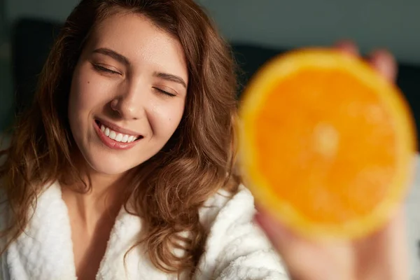 Mujer con fruta naranja en casa — Foto de Stock