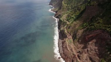 Madeira Adası 'nda heyelan üstüne yol onarımı