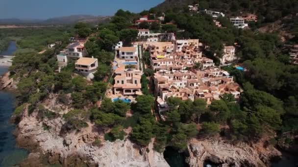 Moradias de luxo e iate na costa de Maiorca — Vídeo de Stock