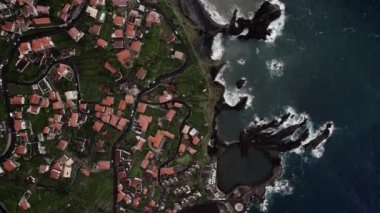 Madeira adasının kıyı şeridindeki Seixal kasabası