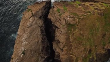 Okyanusta kocaman bir kaya çatladı.