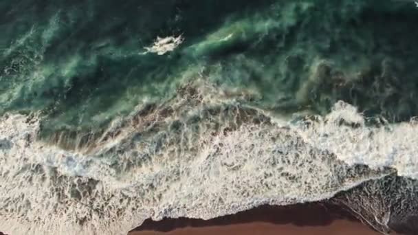 在亚速尔海滩上海浪冲破 — 图库视频影像